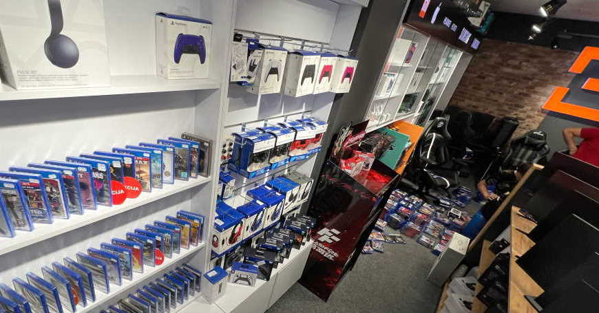 Police sa PlayStation artiklima u 3D BOX gaming shopu u TC Mercator Banjaluka