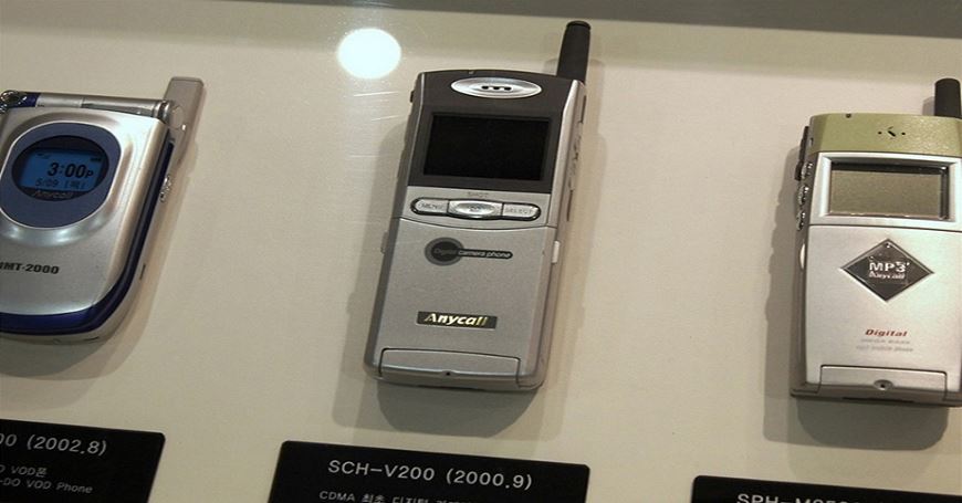 Samsungov SCH-V200 bio je prvi mobilni telefon s ugrađenom kamerom