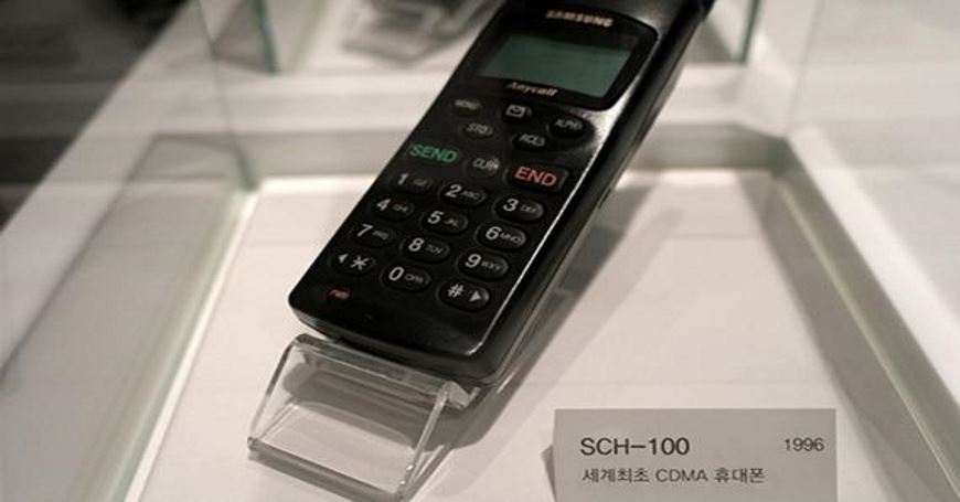 Samsung je 1996. predstavio svoj prvi CDMA mobilni telefon – SCH-100