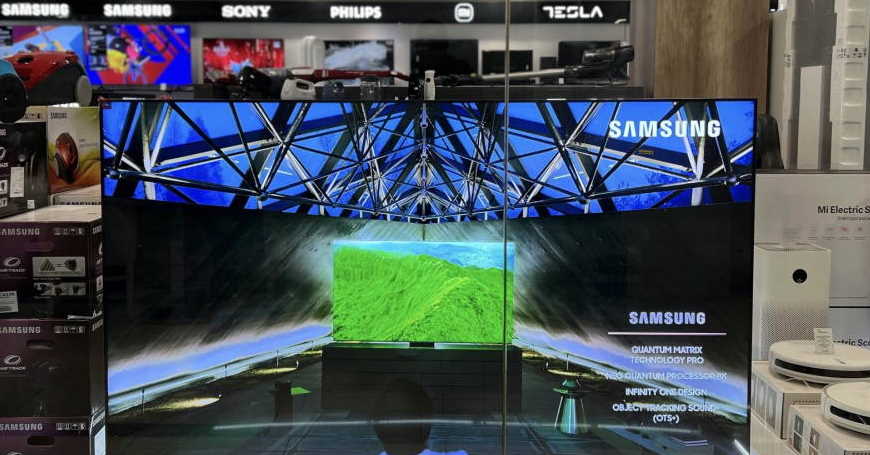 Veliki Samsung Neo QLED TV na izlogu 3D BOX shopa u TC Mercator Banjaluka i u pozadini televizori drugih brendova 