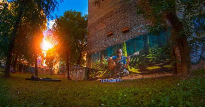 Likovni umjetnik Marko Ćulum iz Beograda izradio je impresivan mural u parkiću u Takovskoj ulici, inspirisan igrom The Last of Us 2
