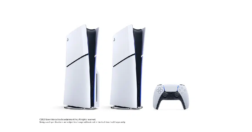 Dvije okomito postavljene PS5 konzole i PS5 DualSense kontroler