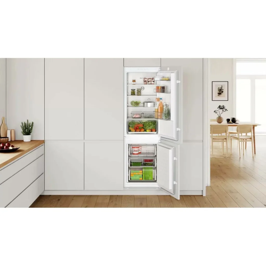 Bosch KIN86NSE0 Ugradivi frižider — prednji prikaz